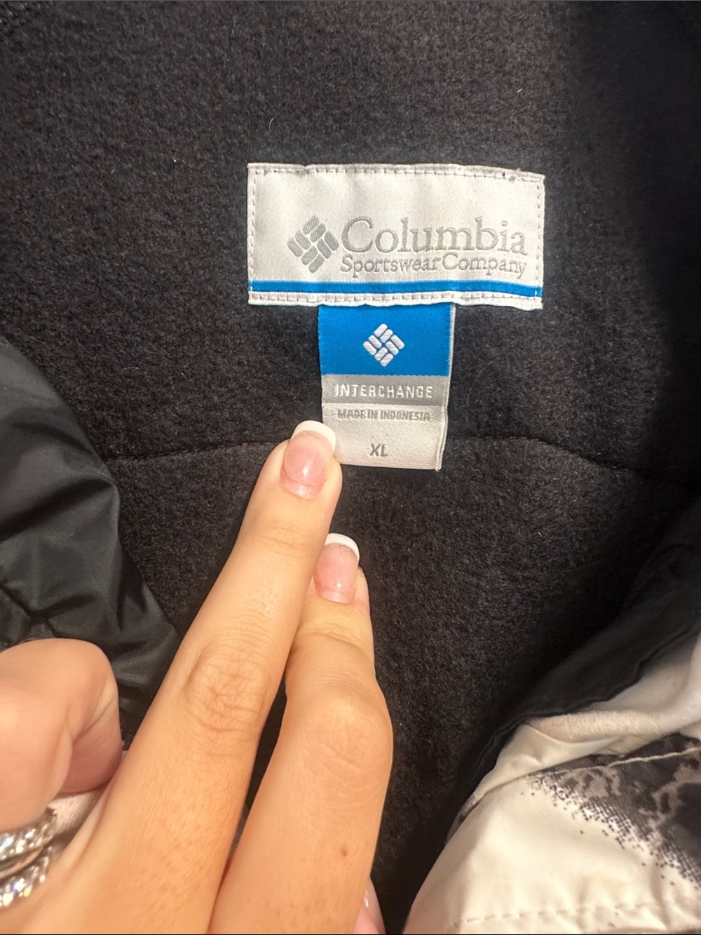 Columbia White Jacket with Black & Gray Abstract Pattern - Picture 2 of 6